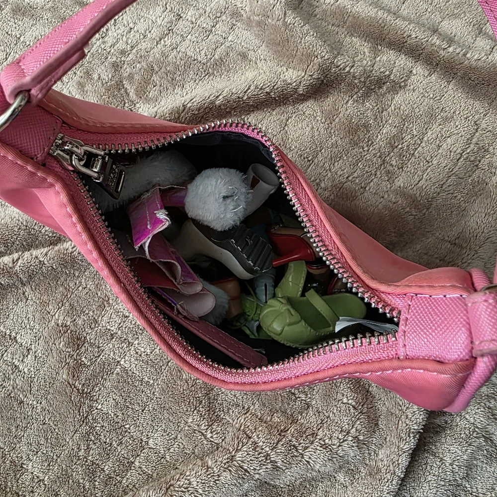 Pink Steve Madden Shoulder Bag with Assorted Doll‎ Shoes and Outfit Bratz Shoes